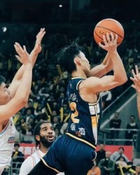 九游-广东队康复遭神医术调侃胡徐赛场高光莫将个人荣誉与家国情怀对立