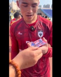 jiuyou.com-玉树队门将获赠王大雷签名照：他是我们国家的骄傲，太硬气了