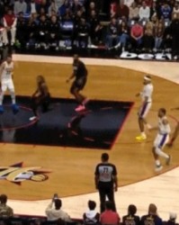 这球怎么说！东契奇篮下几乎空篮没出手 分拉拉维亚三分打铁