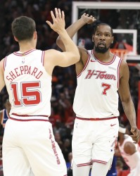 九游官网-无传统控卫却创下队史助攻纪录 杜兰特与谢泼德成为火箭破局关键