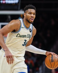 九游官网-气还没消？字母哥半场仅出手5次 拿到8分7板5助&amp;3失误